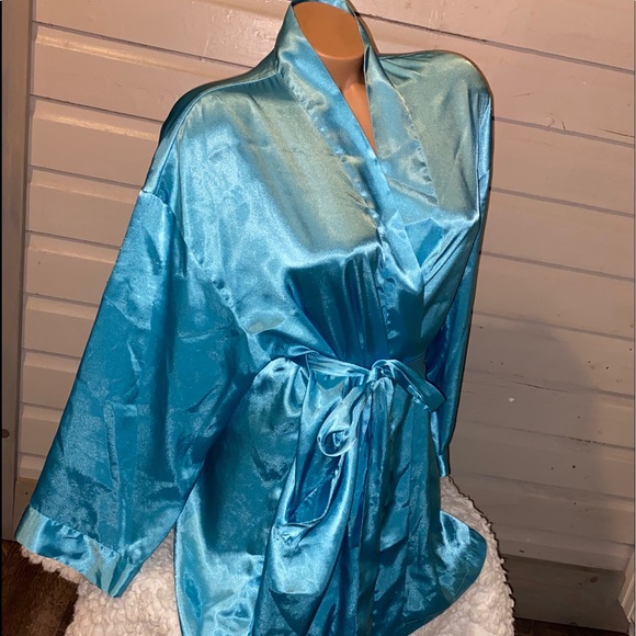 🎉🎊🎉HOST PIC🎉🎊🎉Vintage Victoria’s Secret liquid satin robe, one size blue - Picture 8 of 12